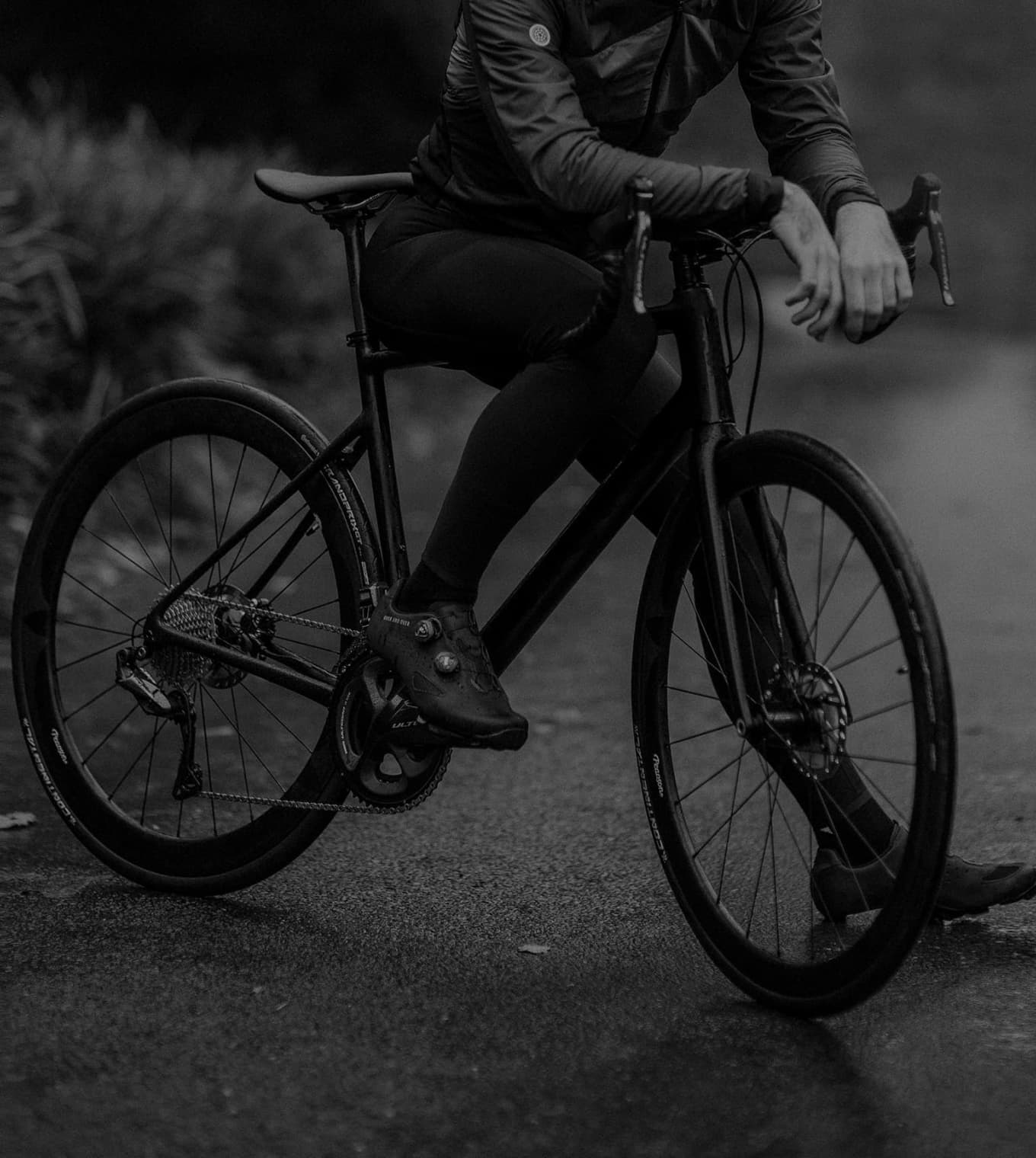 Pessoa parada em cima de uma bicicleta